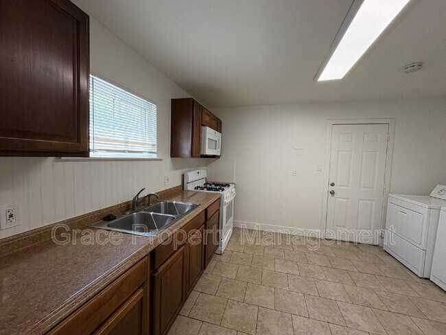 Foto del edificio - 1481 S Meade St