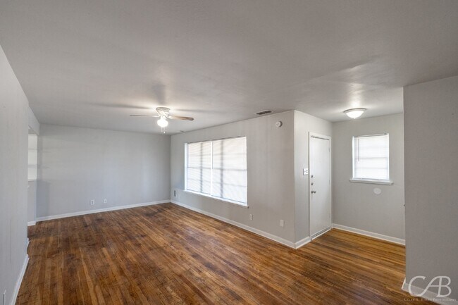 Foto del edificio - For Lease