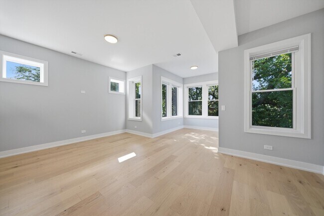 Foto del edificio - 2442 W Wilson Ave