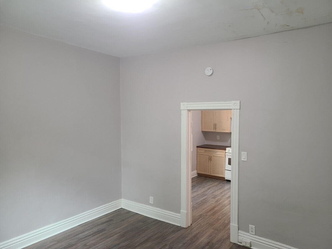 Building Photo - 146-146 River Ave