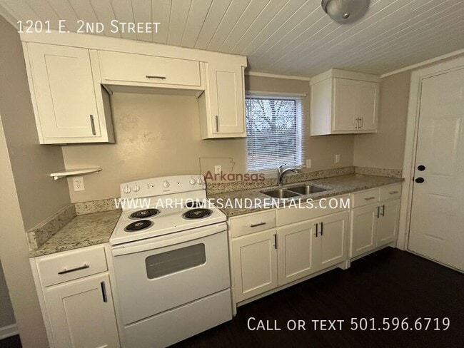 Building Photo - 1201 E 2nd St