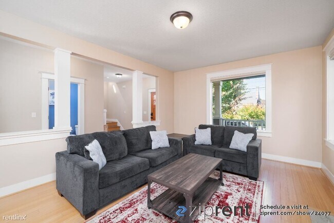 Building Photo - 3 br, 2.5 bath House - 3262 Northeast Rosa...