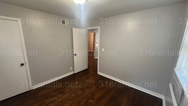 Foto del edificio - $1200 - 3 bed 1 bath - Single Family Home