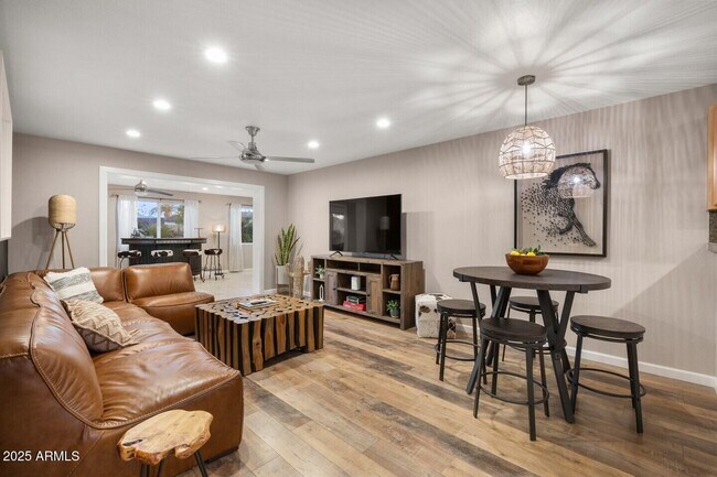 Foto del edificio - 6419 E Cambridge Ave