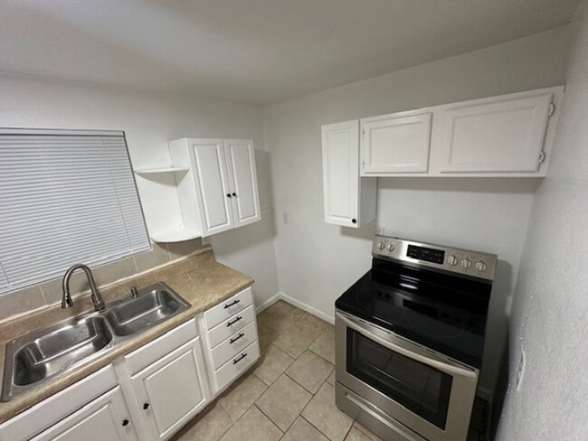 Photo - JP - Early Apartment