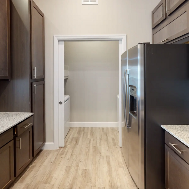 Building Photo - 2204 Plantation Dr