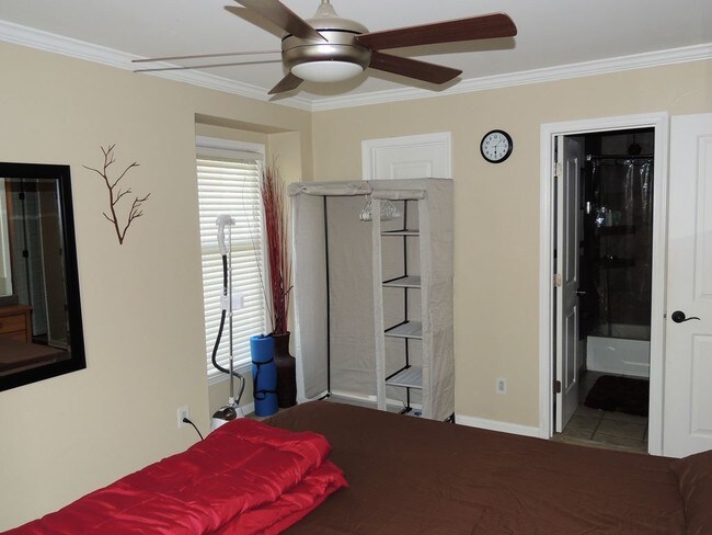 Building Photo - 430 Queens Rd