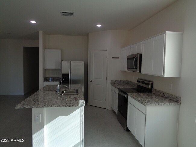 Foto del edificio - 18550 N Goleta St