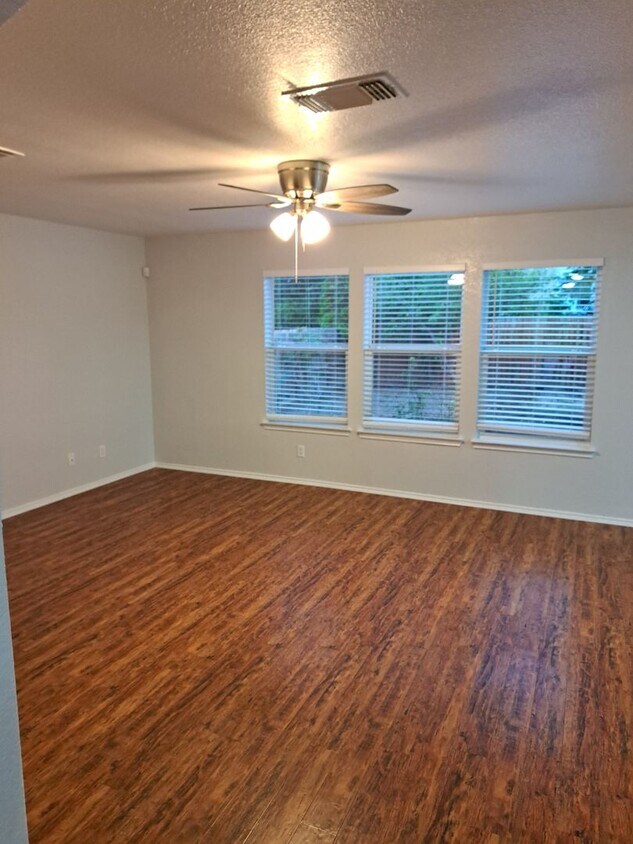 Foto del edificio - Newly Renovated Two-Story San Antonio Rent...