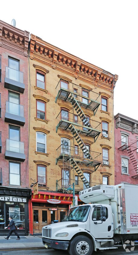 Foto del edificio - Duplex with Hardwood Floors and New Appliance