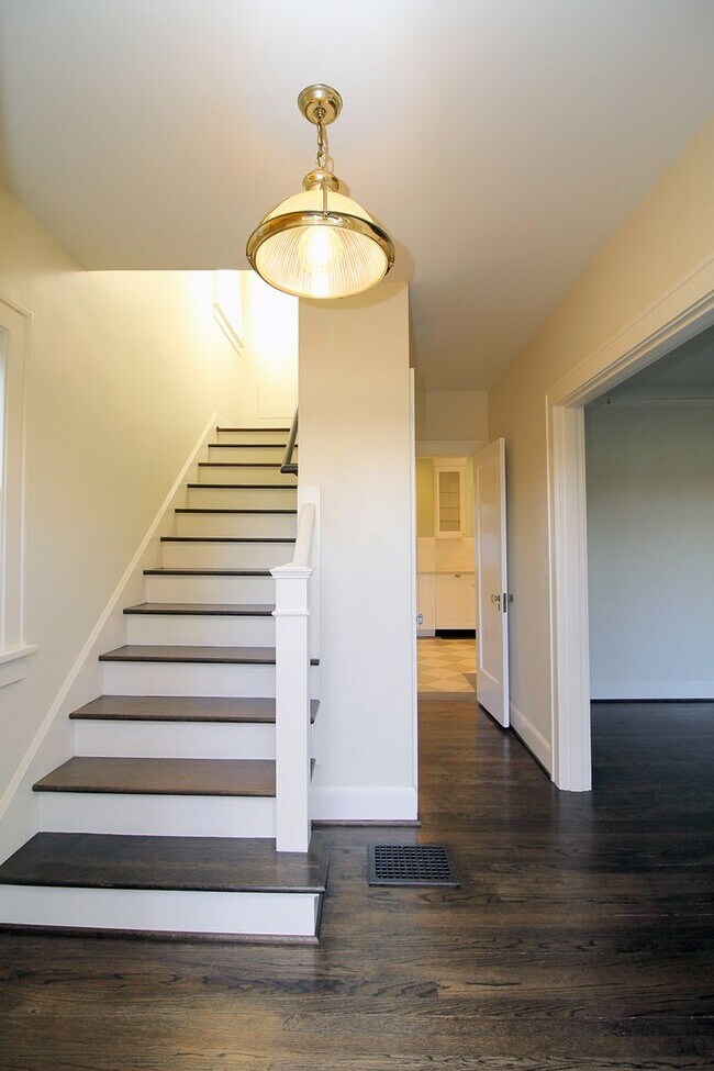 Building Photo - Gorgeous 3 Bedroom Dolph Park Colonial Home Set On Huge Lot!