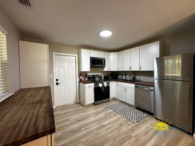 Foto del edificio - Renovated 2-Bedroom Home in Prime Fort Wal...