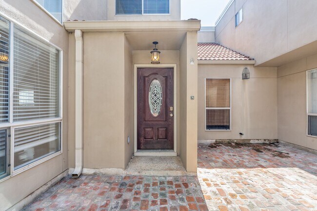 Building Photo - UPDATED 2-BEDROOM TOWNHOME IN MIDTOWN