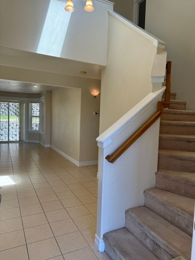 Building Photo - Beautiful large house in the South Hills!