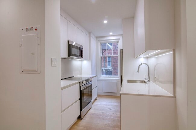 Building Photo - 4557 Rue Sherbrooke O