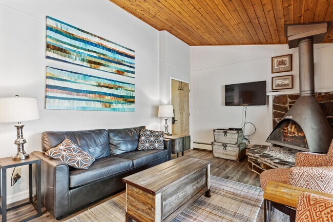 Foto del edificio - 1 bedroom, 1 bath condo on Whitefish Lake