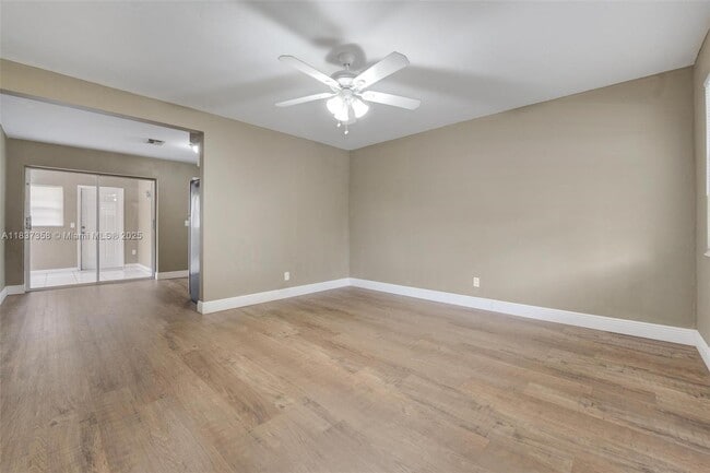 Foto del edificio - 5010 SW 93rd Ave