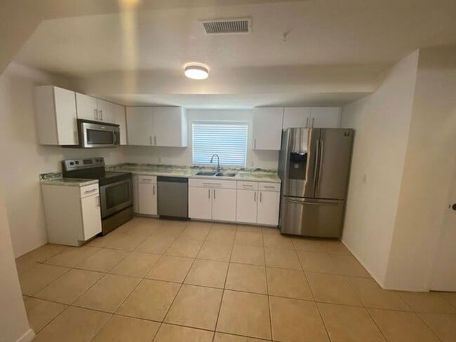 Building Photo - 4 Bedroom 2 Bath home in Orlando for RENT!