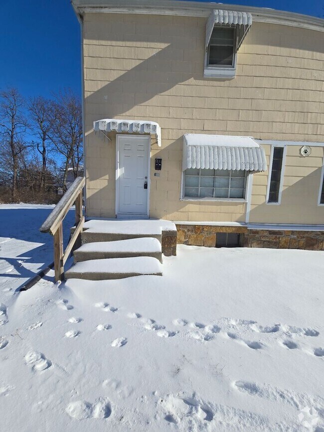 Building Photo - 620-622-622 Paris Ct