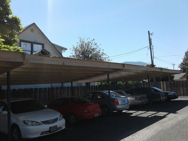 Building Photo - 507 NE D St