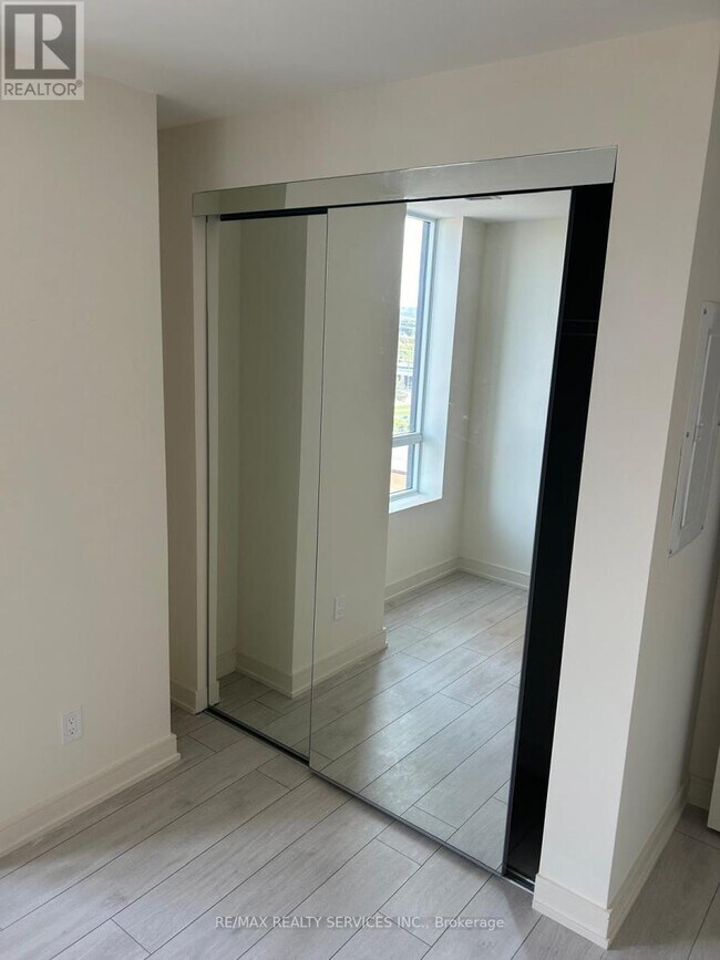 Photo du bâtiment - 8010 Derry Rd