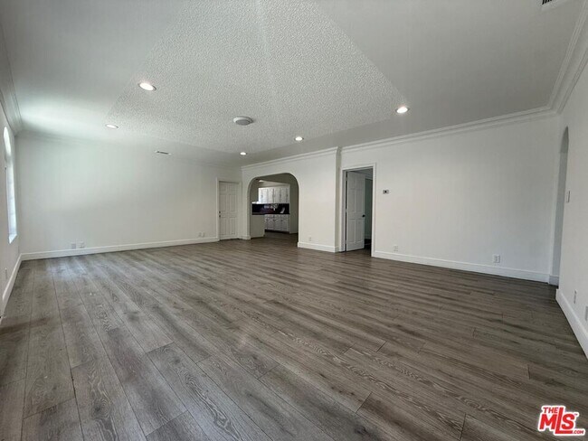 Foto del edificio - 6742 Radford Ave