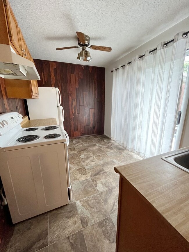 Building Photo - Cute 1 Bedroom, 1 Bathroom 1 car garage!