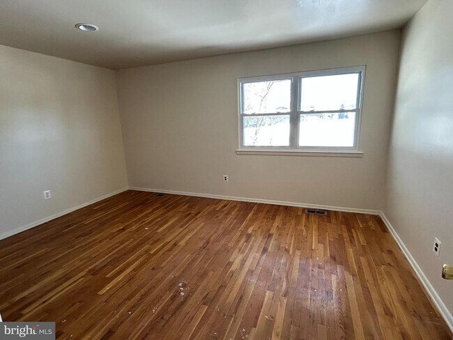 Building Photo - 60 Stonegate Dr