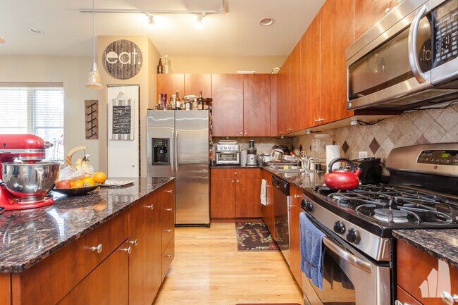 Foto del edificio - 648 W 16th St