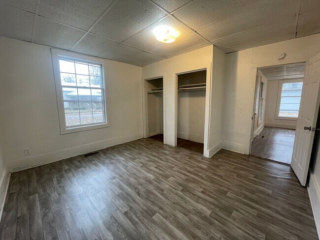 Building Photo - Available now 3 bedrooms 1 bath home