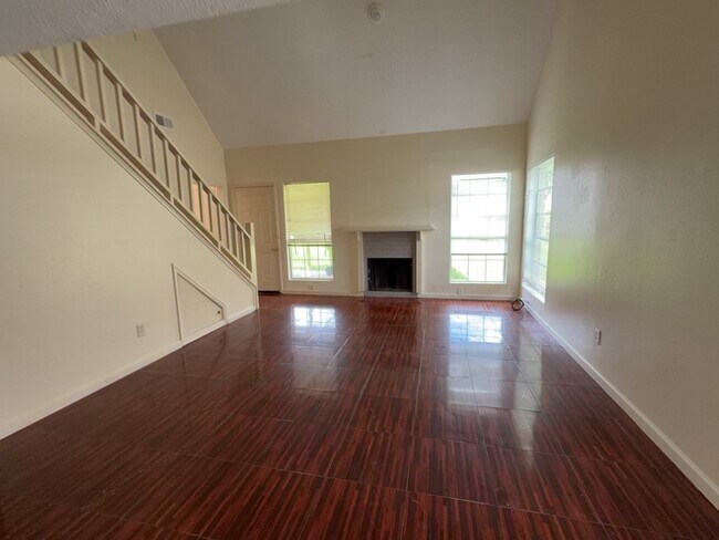 Foto del edificio - 1527 Lazy Spring Dr