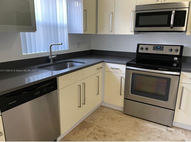 Building Photo - 2770 SW 31st Ct
