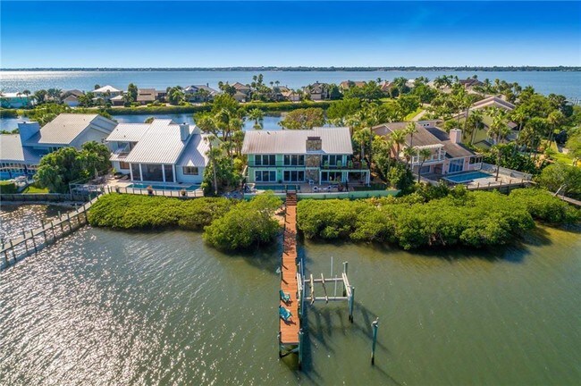 Foto del edificio - 4040 NE Joes Point Rd