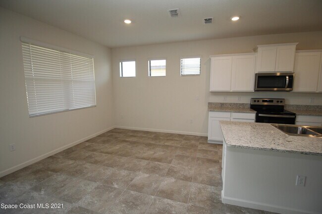 Building Photo - 708 Acadia Ct SE