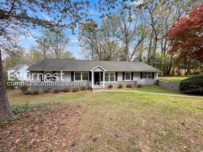 Building Photo - 1345 Twin Oaks Cir SE