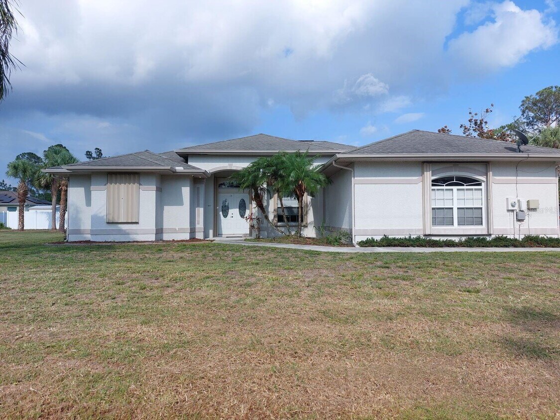 Foto principal - "Charming 3-Bed, 2-Bath Retreat - Spacious...
