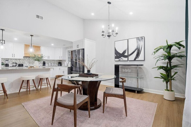 Foto del edificio - 7417 Shadowlake Dr