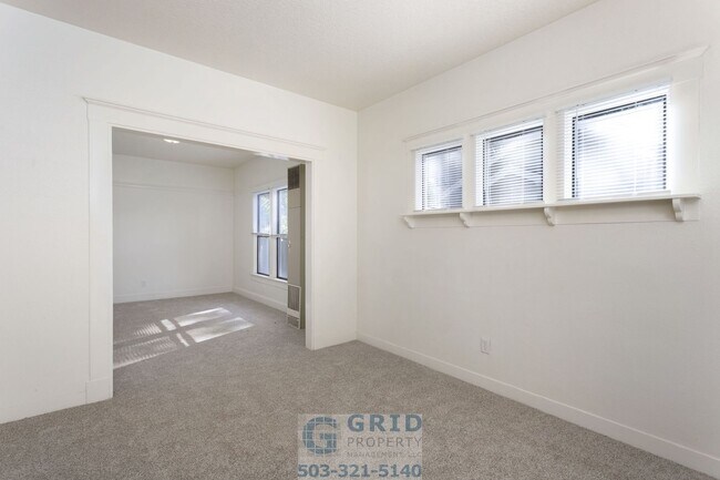 Building Photo - 2 Bedroom Home Available in Southeast Port...