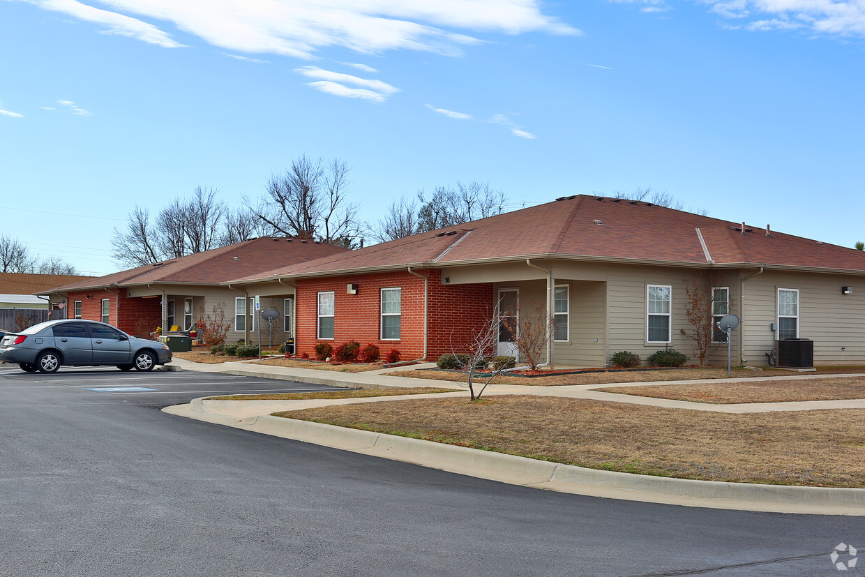 Building Photo - East Oaks Village Apartments