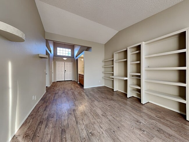 Building Photo - 8007 Aspendale Dr