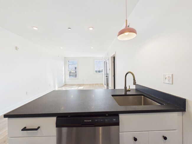 Building Photo - Huge 1 bed 1 bath with private balcony in Port Richmond Available