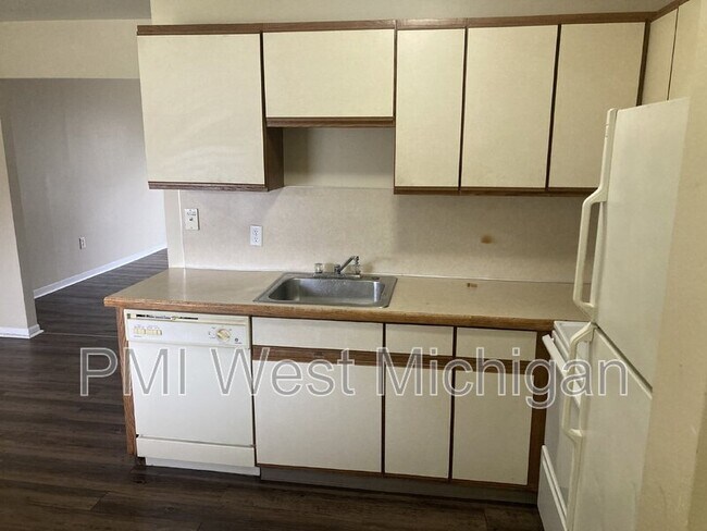 Building Photo - 6075 In the Pines Dr SE
