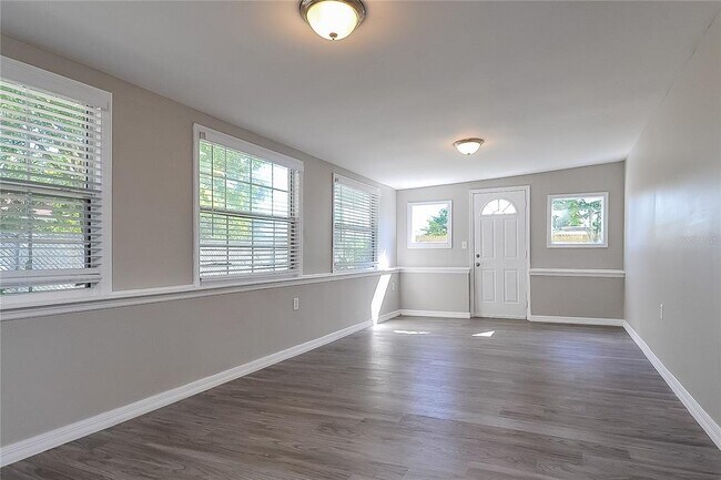 Building Photo - 505 Florida Cir S