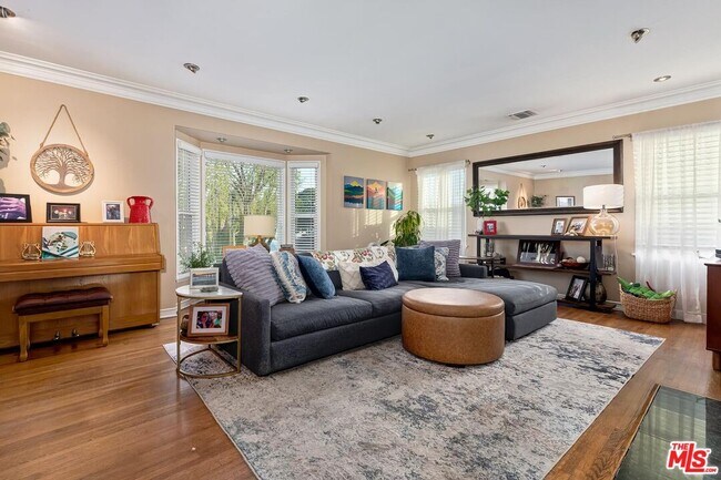 Foto del edificio - 1923 S Crescent Heights Blvd