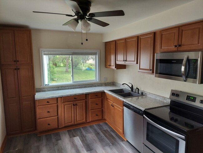 Building Photo - Beautiful Spacious Upgraded 2 Bedroom + De...
