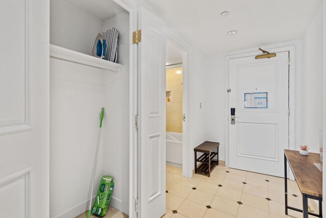 Building Photo - 810 Pacific Ave