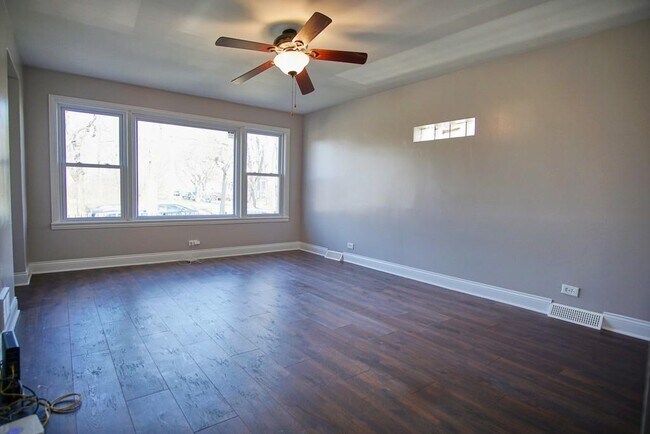 Foto del edificio - Townhome at 839 W 122nd St , Chicago