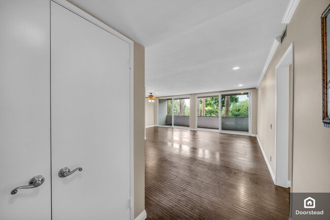 Building Photo - 4915 Tyrone Ave
