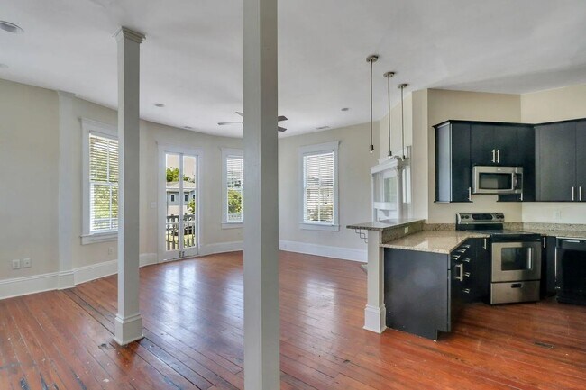 Foto del edificio - 2 BED | 2 BATH | PRIVATE FRONT AND BACK PORCH | MIDTOWN