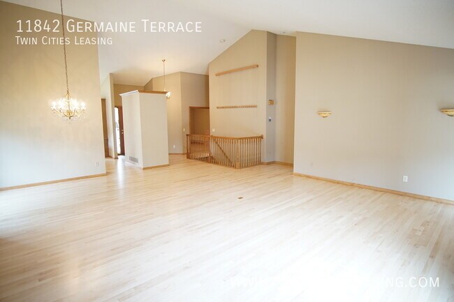 Building Photo - Beautiful Townhome!